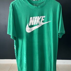 Nike Men's Tee in Vibrant Green